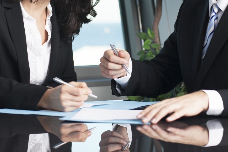 EL DOCUMENTO CONTRACTUAL NO PUEDE INCLUIR DERECHOS Y OBLIGACIONES PARA LAS PARTES DISTINTOS DE LOS PREVISTOS EN LOS PLIEGOS Y DEBEN AJUSTARSE CON EXACTITUD A LAS CONDICIONES DE LA LICITACIÓN