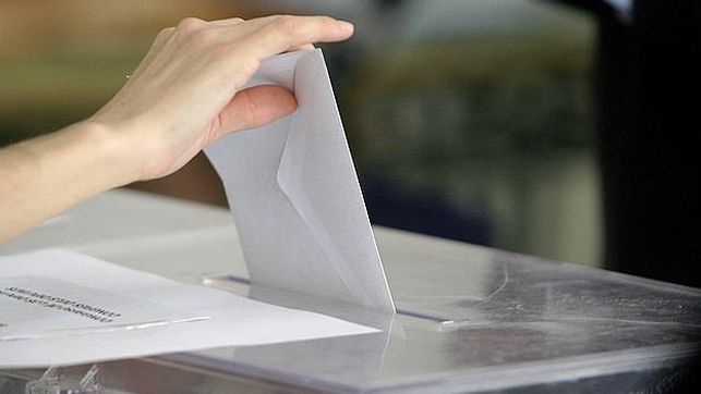 Las gratificaciones que los Secretarios de los Ayuntamientos perciben en los procesos electorales, es por su condición de Delegados de las Juntas Electorales de Zona. Y no, por razón de unos servicios prestados al Ayuntamiento