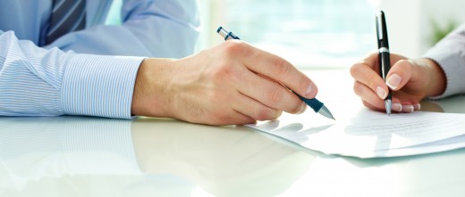 La extinción de un contrato de servicios administrativo puede originar una readmisión; y después una indemnización como laboral indefinido no fijo