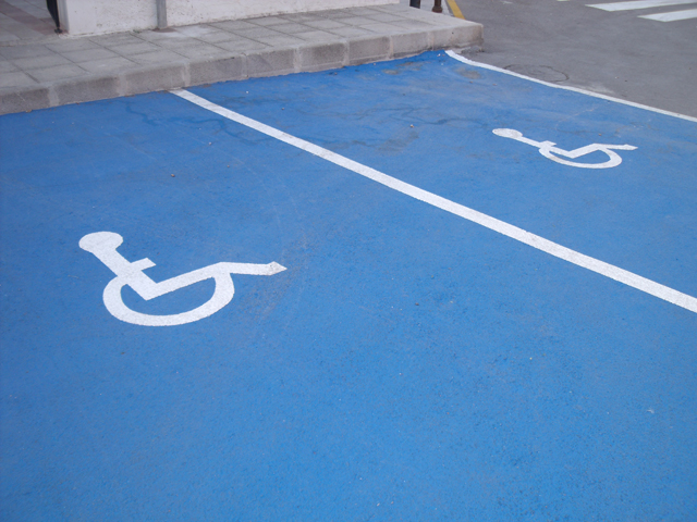 MEDIANTE ORDENANZA MUNICIPAL SE PUEDE CONCEDER TARJETAS DE ESTACIONAMIENTO A QUIEN EN PRINCIPIO NO LE CORRESPONDERÍA CONFORME A LA LEY